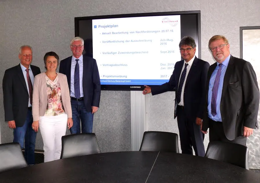 In der Kreisverwaltung wurde über die geplanten weiteren Verbesserungen im Breitbandnetz berichtet (v.l.n.r.): Bürgermeister Bernd Schmidt, Landrätin Kirsten Fründt, Klaus Bernhardt (Geschäftsführer der Breitband GmbH), Bürgermeister Andreas Schulz und Bürgermeister Manfred Apell. Foto: Landkreis